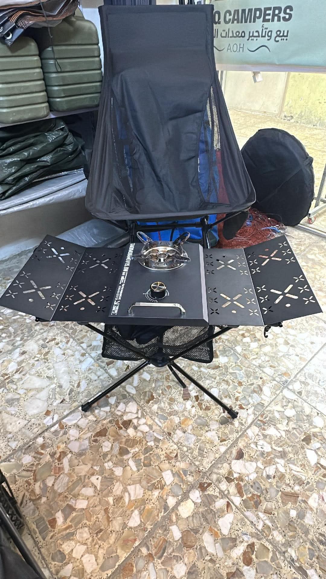 ميز وطباخ